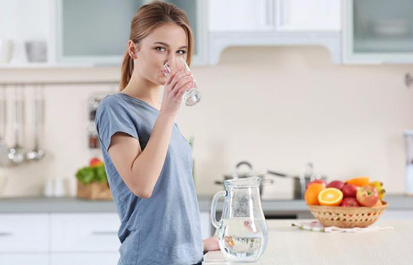 Uống 2 lít nước mỗi ngày ăn nhiều rau xanh để điều hòa nội tiết tố nữ
